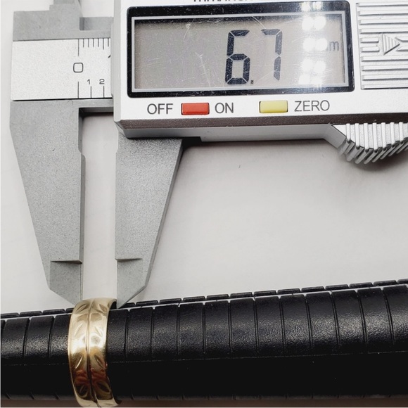 14k Solid Yellow Gold Etched Wedding Band Vintage Ring - Picture 6 of 7